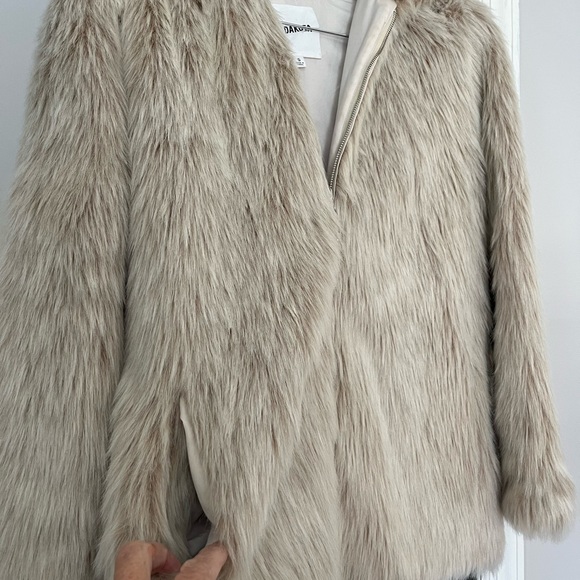 BB Dakota NWOT size small. Blonde file for Parker. Full zip front and giant hood - Picture 4 of 5